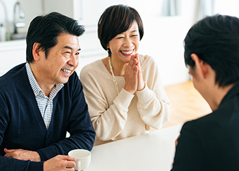 写真:保険の相談をする夫婦